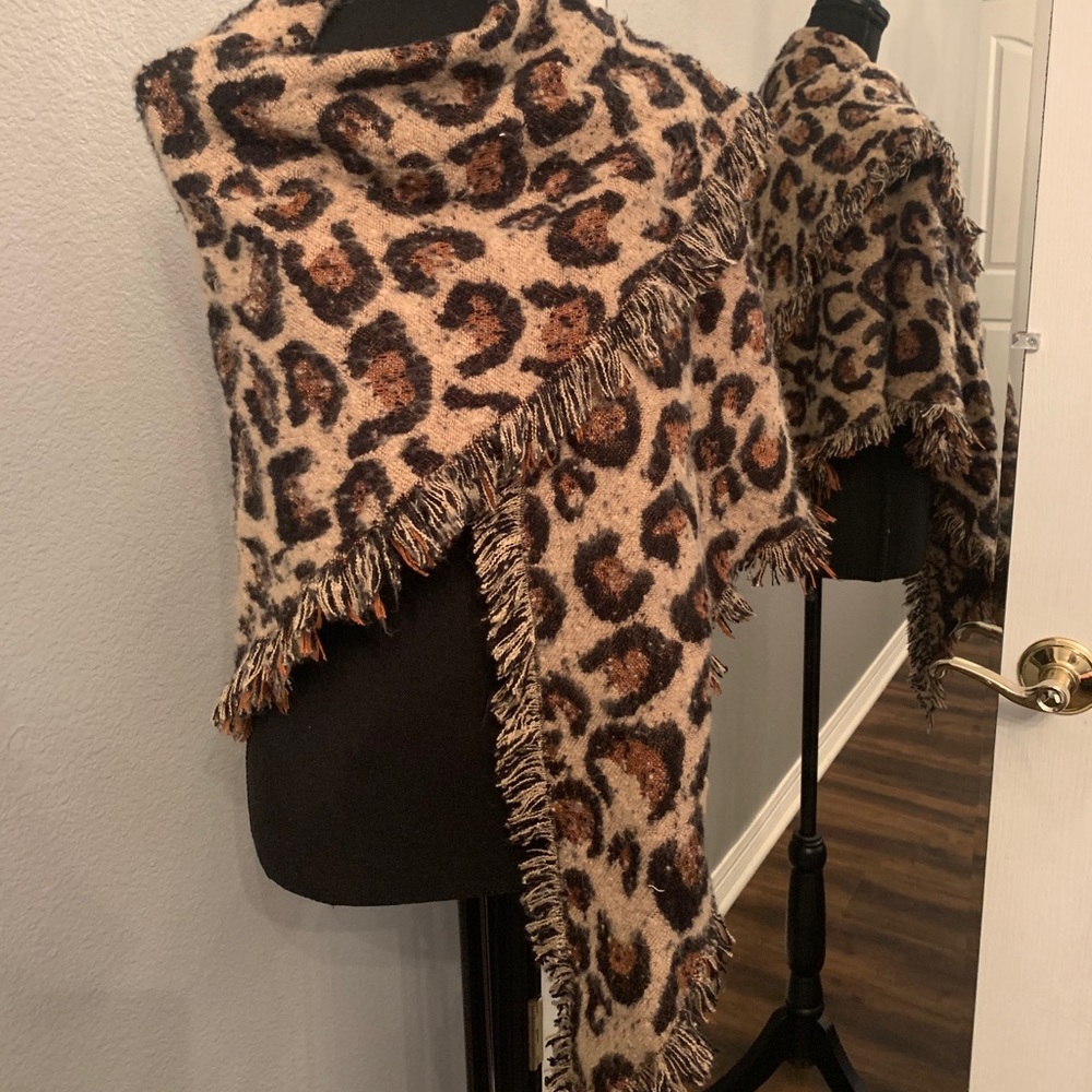 3/25 💵 Leopard scarf wrap